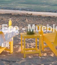 sillas amarillas en playa, hoteles y jardines