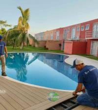 Instalación-de-deck-de-piso-para-alberca-en-condominio,-piso-para-condominio,-piso-para-jardín,-piso-de-uso-rudo,-piso-de-alta-resistencia